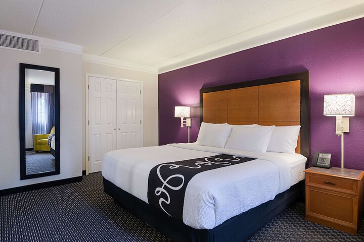 1 King Bed (11 of 18)