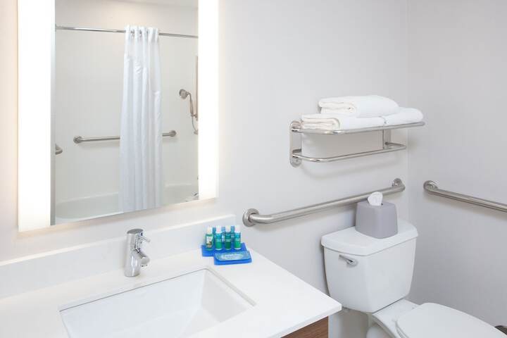 2 Queen Beds Standard Comm Accessible Tub (8 of 9)