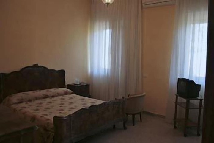 Room 6 of 28