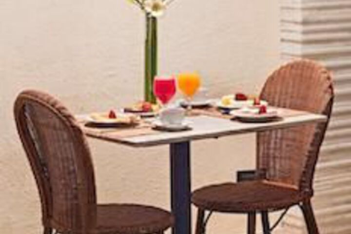 Dining 4 of 79