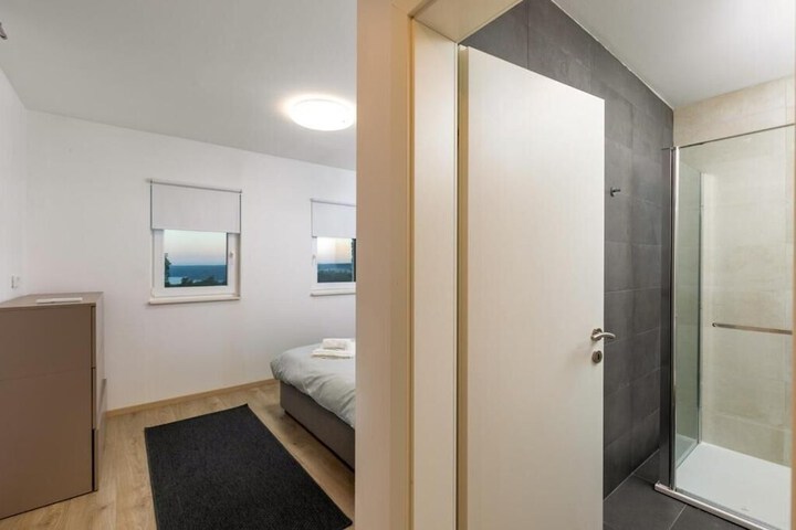 Room 26 of 194