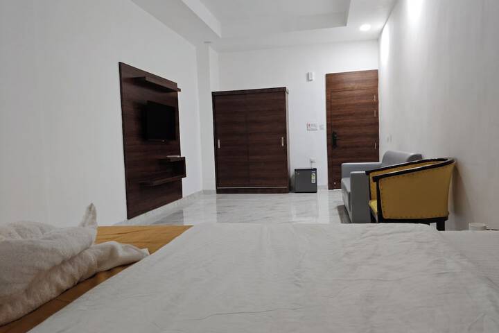Room 9 of 40