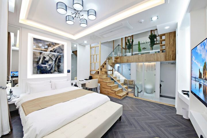 Room 25 of 61