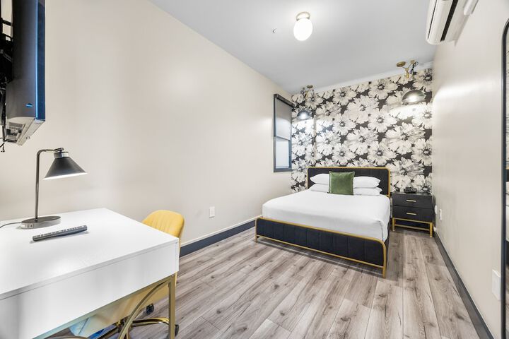 Standard Queen Bed Accessible (32 of 34)