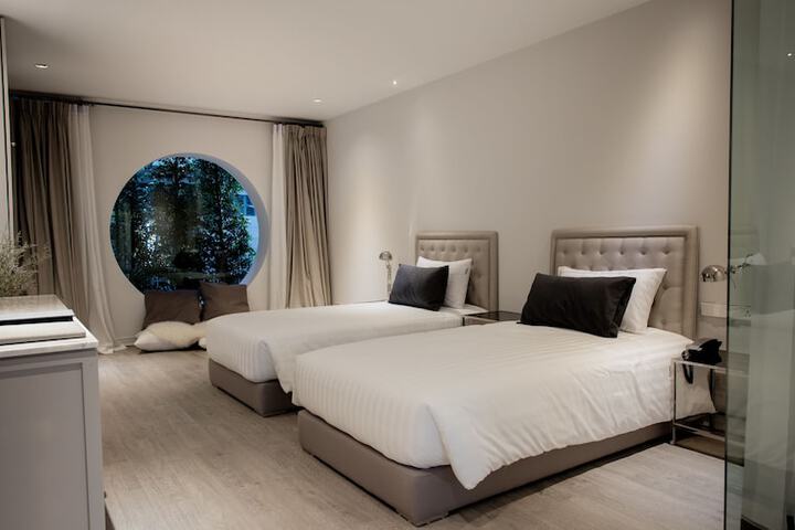 Room 10 of 66