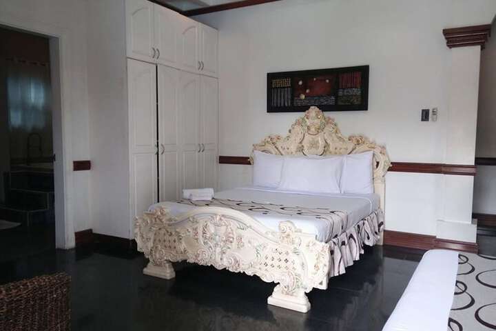 Room 7 of 80