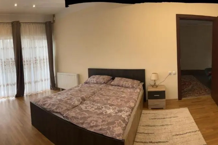 Room 6 of 9