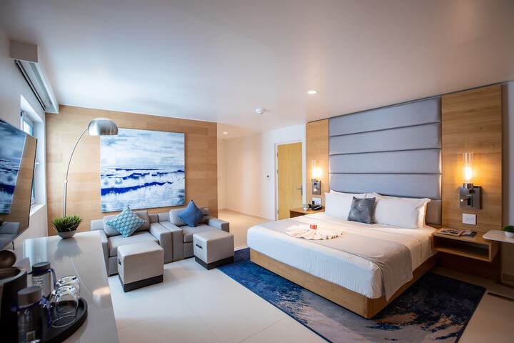 Room 8 of 100