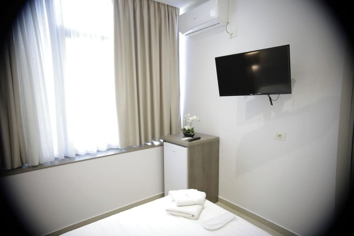 Room 32 of 68