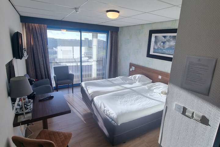 Room 9 of 32