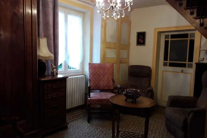 Room 4 of 9