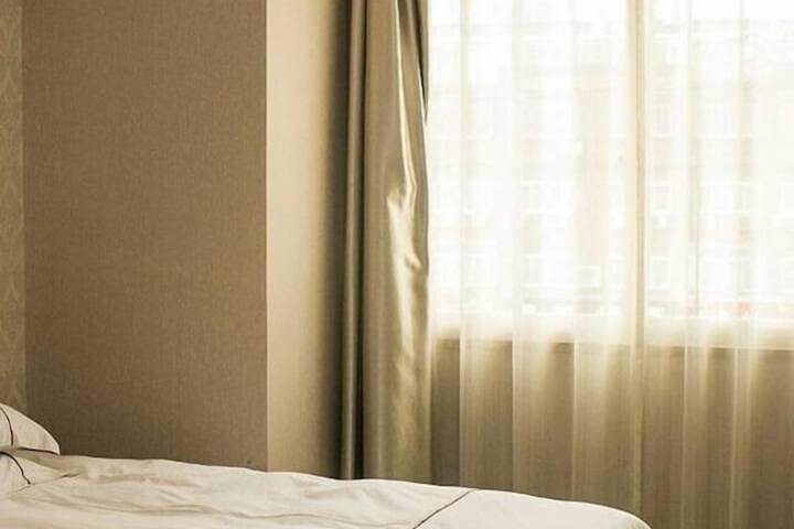 Room 7 of 16