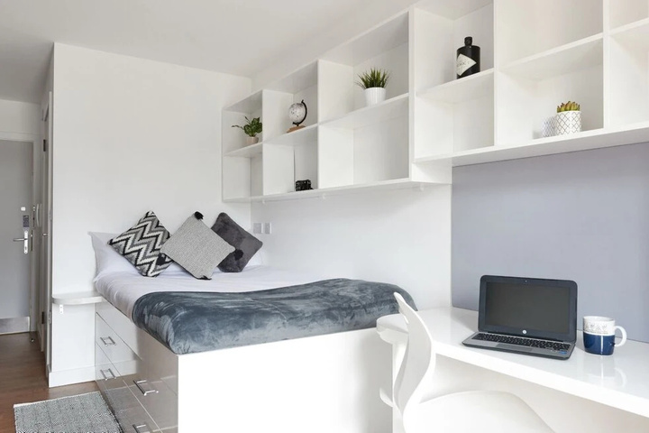 Room 4 of 8