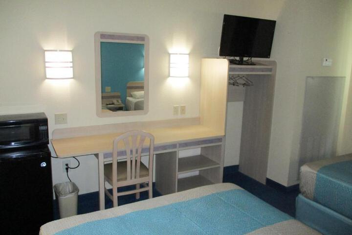Adjoining King Bed Bathtub (3 of 3)