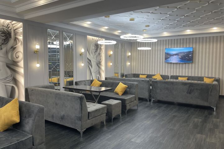 Lounge 34 of 42