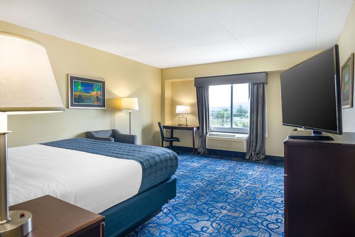 1 King Bed - Wireless High Speed Internet Accessible Microwave and Refrigerator Pillowtop (3 of 26)