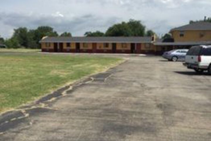 Colonial Motel