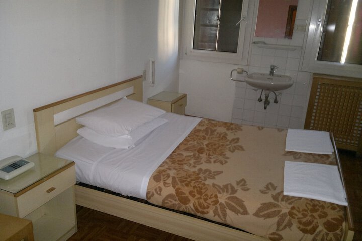 Room 7 of 34