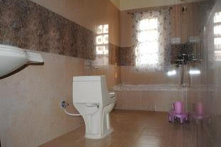 Room 6 of 9