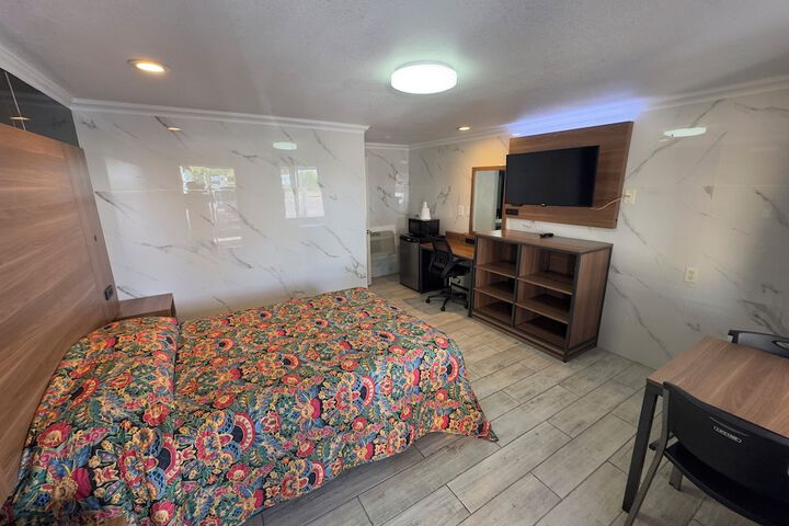 Room 4 of 18