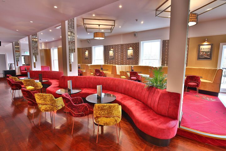 Lounge 43 of 64
