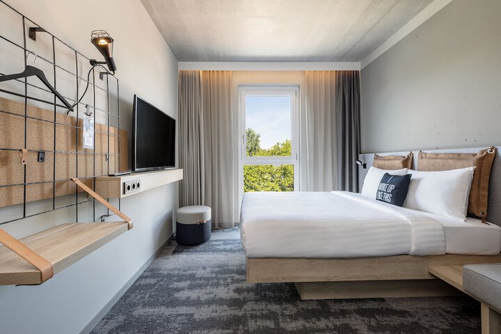 Room 5 of 16