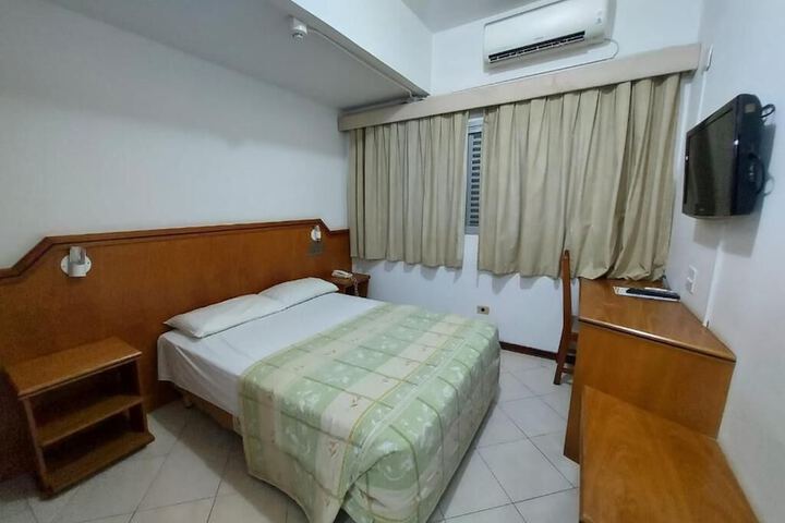 Room 6 of 33