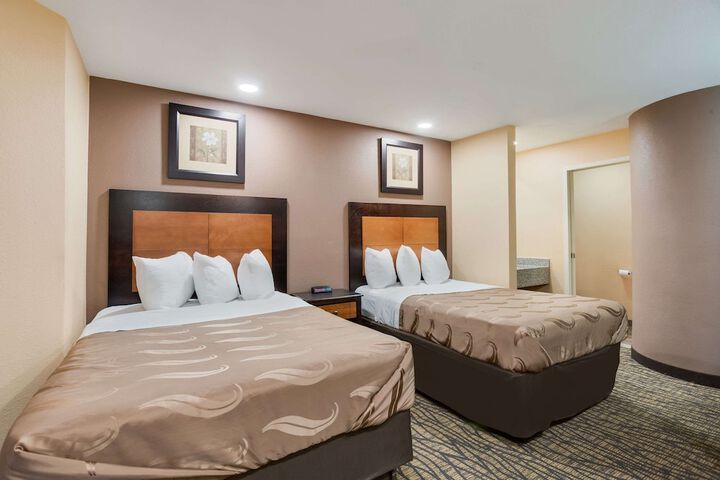 2 Double Beds (6 of 9)