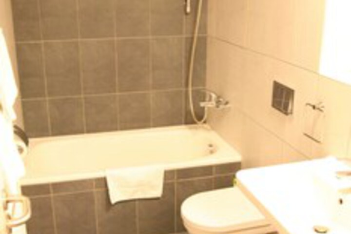Room 32 of 275