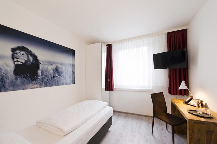 Room 7 of 42