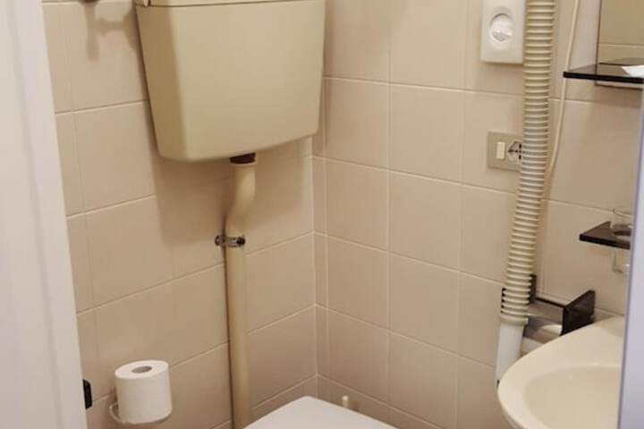 Room 12 of 25