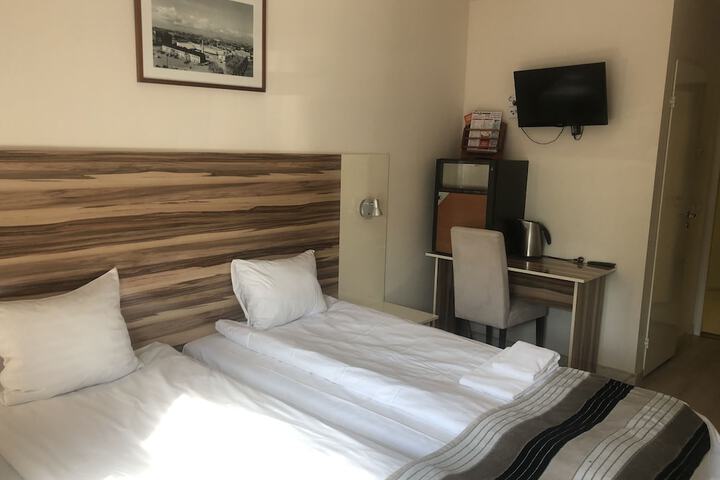 Room 4 of 40