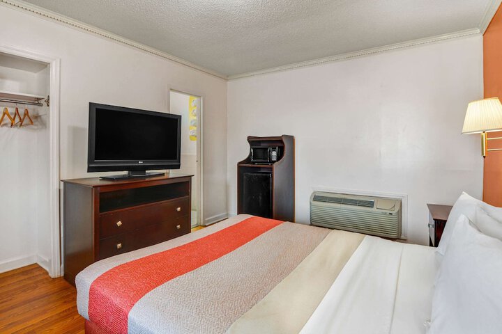 Room 9 of 21