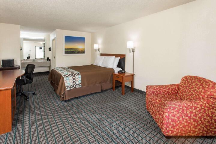 1 Queen Bed Deluxe Mobility Accessible (3 of 14)