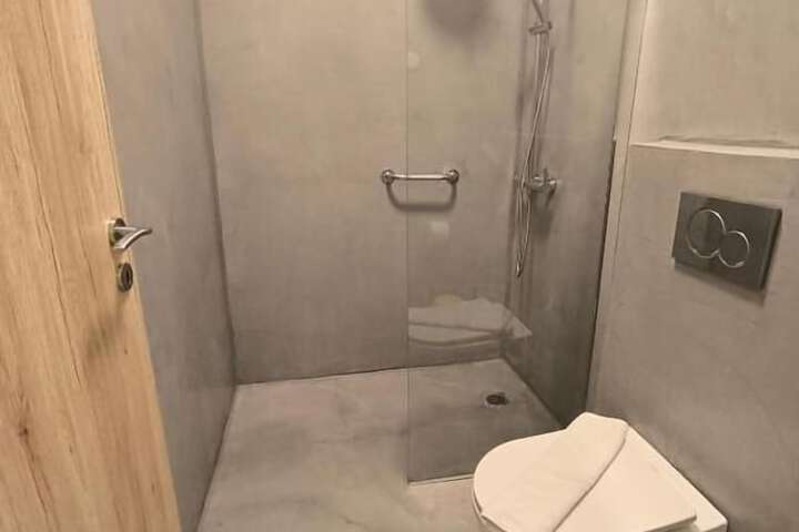Room 8 of 25