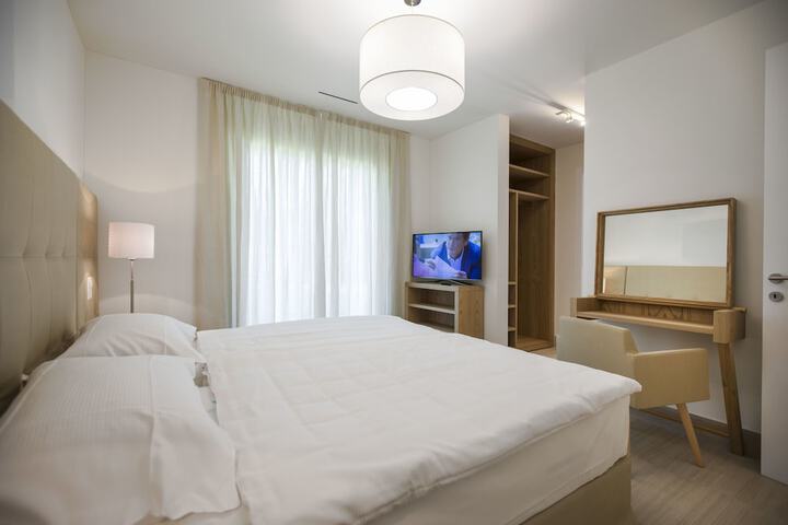 Room 3 of 77