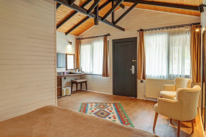 Room 3 of 100