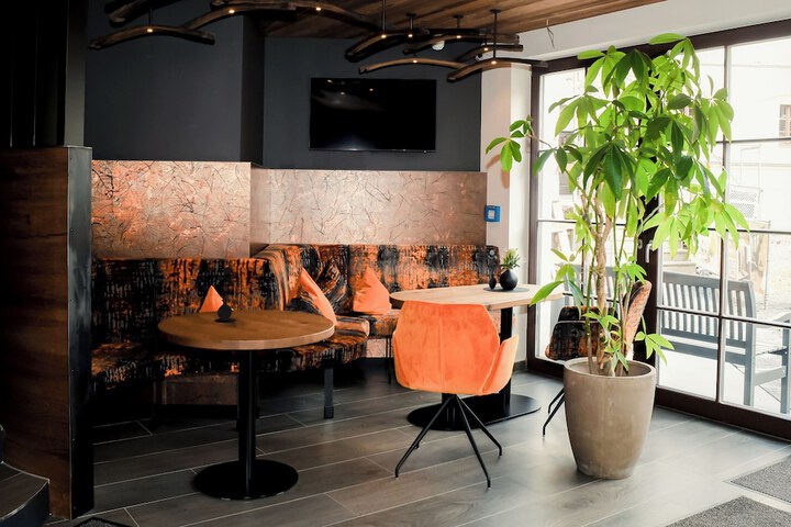 Lounge 140 of 153