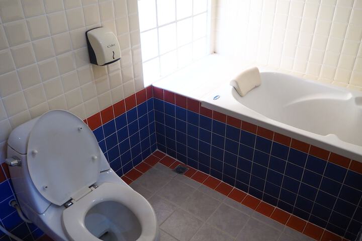 Deep soaking bathtub
