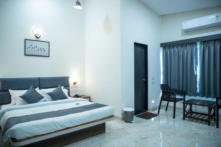 Room 4 of 8