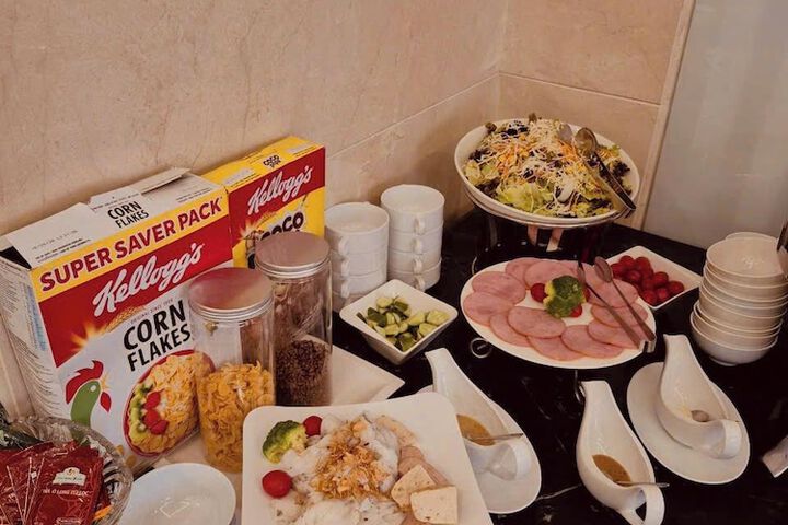 Dining 44 of 52