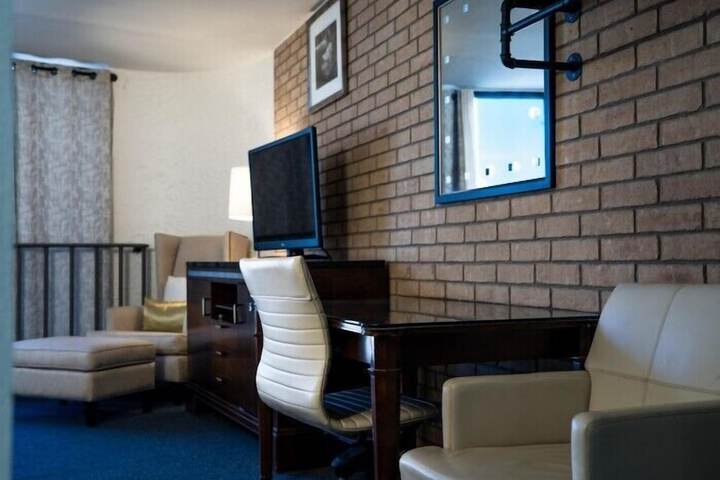 Room 6 of 12