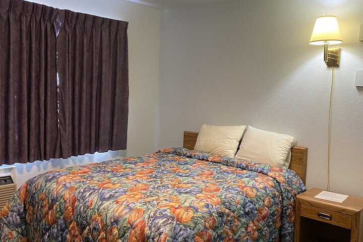 1 Queen Bed (5 of 14)