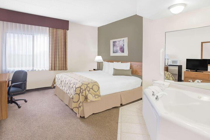 1 King Bed (10 of 14)