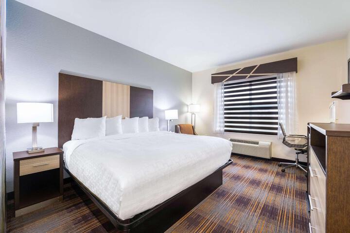 1 King Bed (2 of 23)