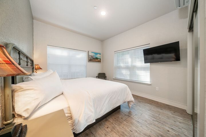 Superior Room 1 Queen Bed (2 of 168)