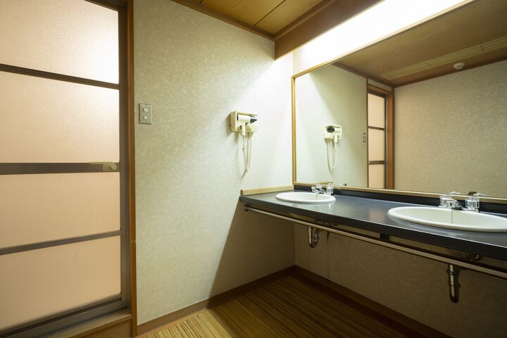 Room 28 of 98