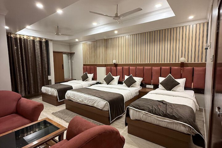 Room 4 of 12