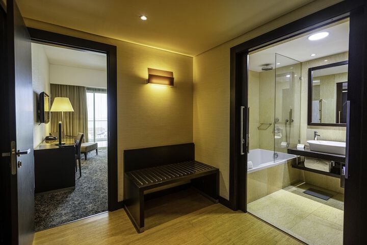 Room 27 of 82