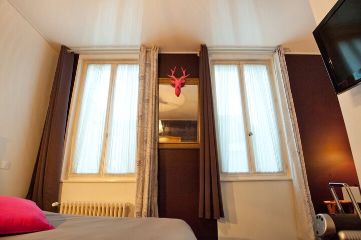 Room 10 of 16